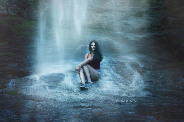 Ela am Wasserfall_DSC7762